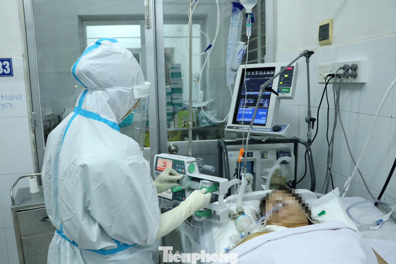 Đêm 1/8/2021, chúng tôi theo chân các &apos;chiến binh&apos; áo trắng vào khu Hồi sức bệnh nhân COVID-19 tại khoa Bệnh Nhiệt đới, Bệnh viện Chợ Rẫy.