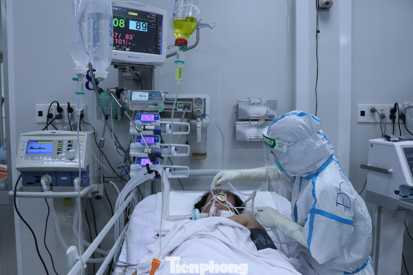 Ở khu vực bệnh nhân nặng và nguy kịch, bao phủ không gian là mùi hóa chất khử khuẩn nồng nặc lẫn trong tiếng kêu liên tục của hàng trăm chiếc máy thở. Áp lực luôn đè nặng lên đội ngũ bác sĩ, điều dưỡng.