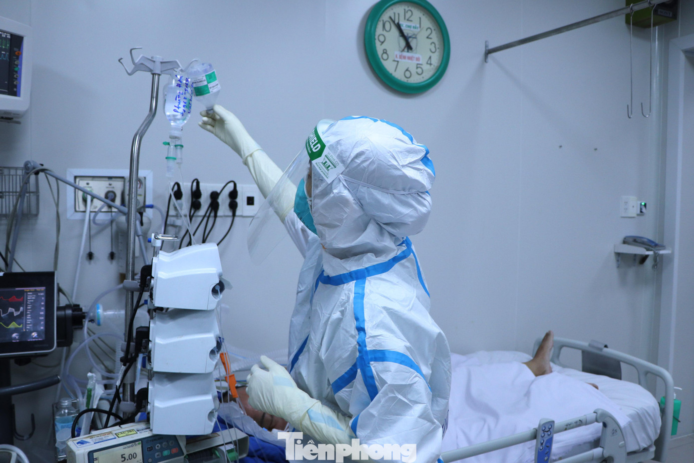 Tại khoa Bệnh Nhiệt đới, Bệnh viện Chợ Rẫy, trước đây chỉ có quy mô 100 giường bệnh điều trị COVID-19. Tuy nhiên, do số lượng bệnh nhân tăng đột biến, Bệnh viện Chợ Rẫy đã mở rộng khoa này lên 300 giường hồi sức, chuyên điều trị bệnh nhân nặng và nguy kịch.