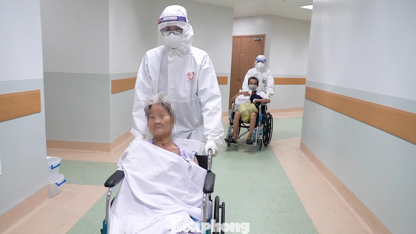 Một khu phòng tắm dành riêng cho bệnh nhân chuẩn bị xuất viện tắm cũng được trang bị đầy đủ máy nước nóng, khăn, quần áo để bệnh nhân mặc khi ra viện.