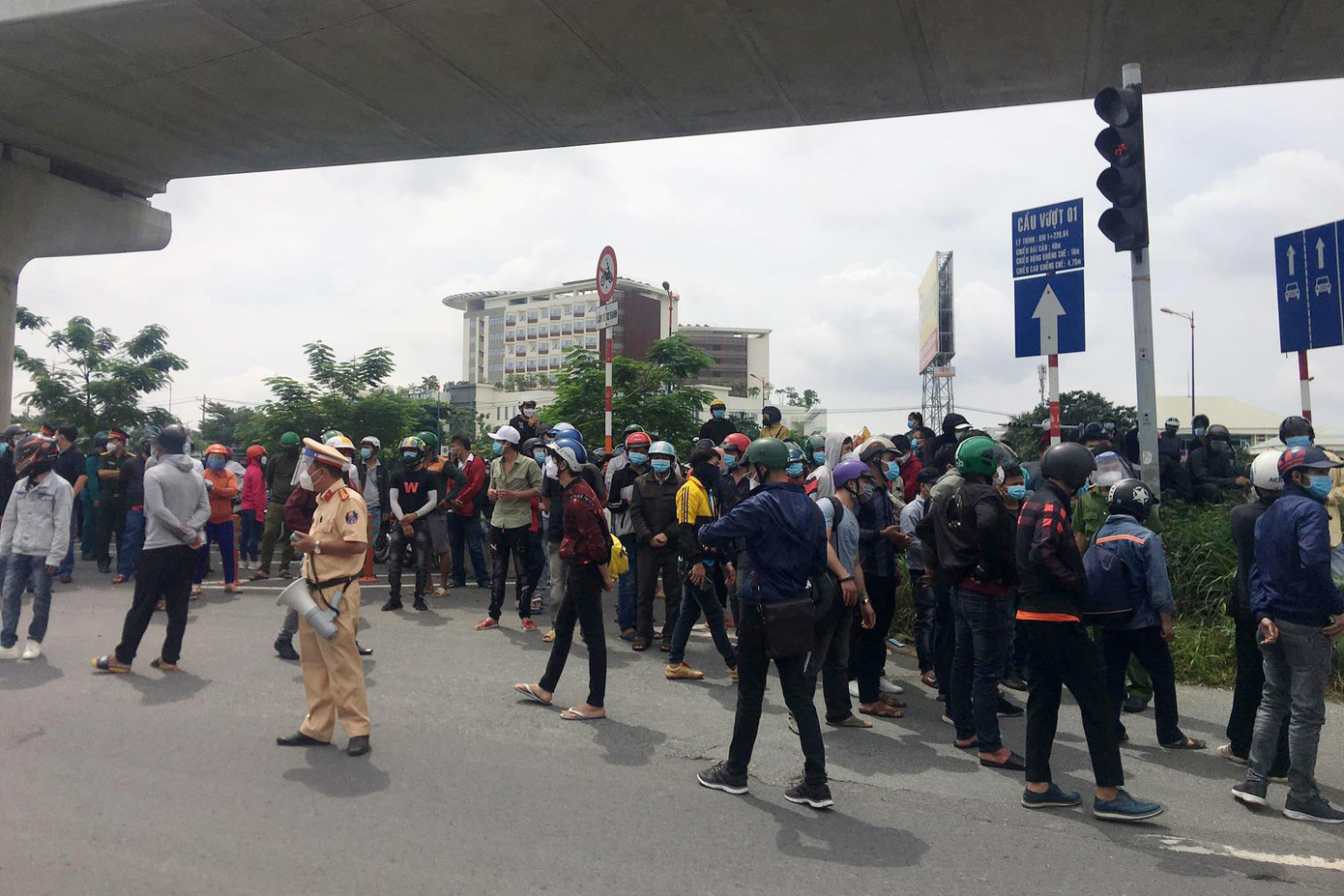 Theo ghi nhận, từ sáng sớm, rất nhiều người dân mang balo, đồ đạc, chở nhau bằng xe máy lưu thông trên quốc lộ 1A theo hướng từ TPHCM đi miền Trung để về quê. Theo ghi nhận, từ sáng sớm, rất nhiều người dân mang balo, đồ đạc, chở nhau bằng xe máy lưu thông trên quốc lộ 1A theo hướng từ TPHCM đi miền Trung để về quê.