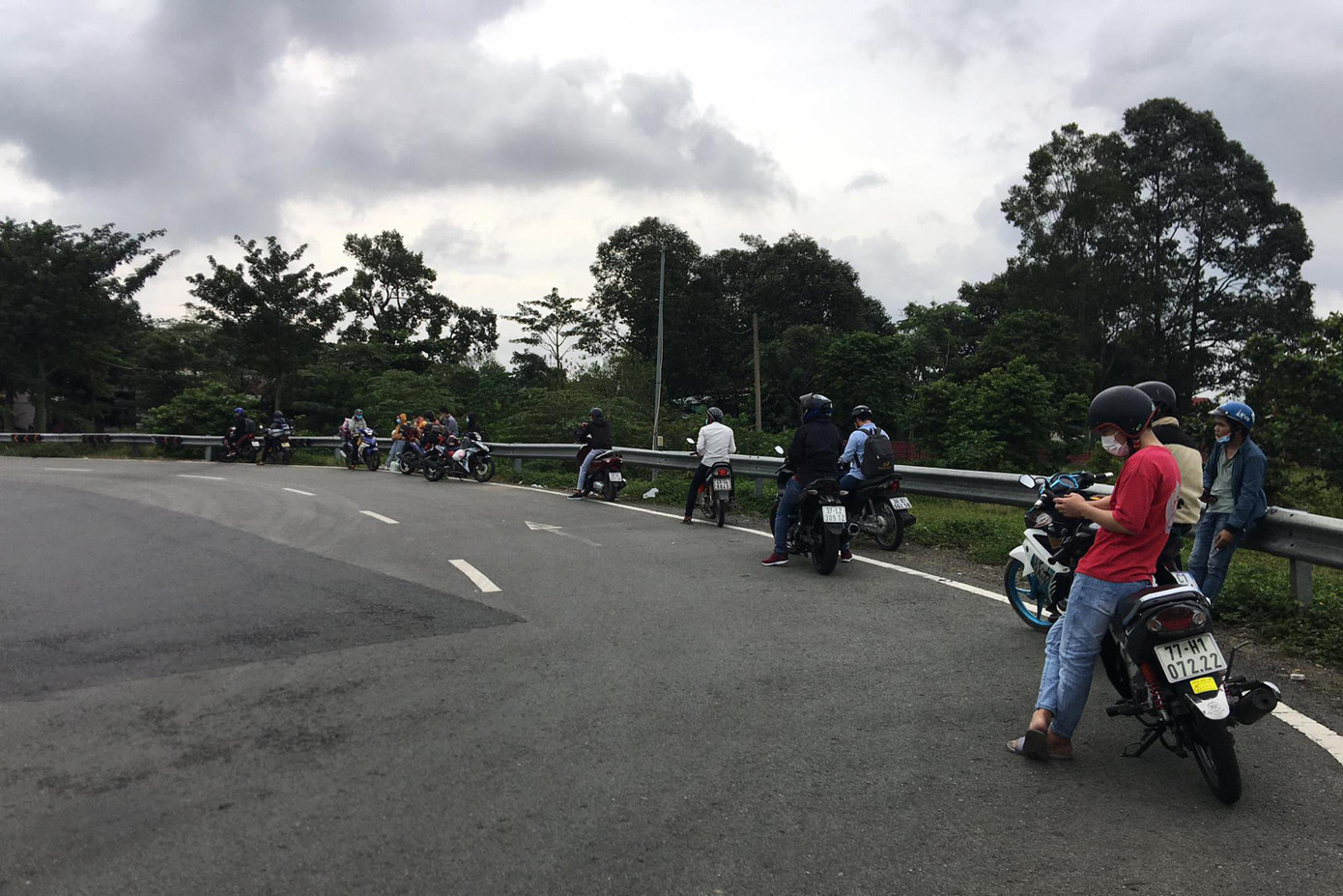 Cán bộ phường Linh Trung, TP Thủ Đức phát loa thông báo cho người dân lập danh sách những người khó khăn cần giúp đỡ để phường có phương án hỗ trợ trong thời gian giãn cách xã hội. Cán bộ phường Linh Trung, TP Thủ Đức phát loa thông báo cho người dân lập danh sách những người khó khăn cần giúp đỡ để phường có phương án hỗ trợ trong thời gian giãn cách xã hội.