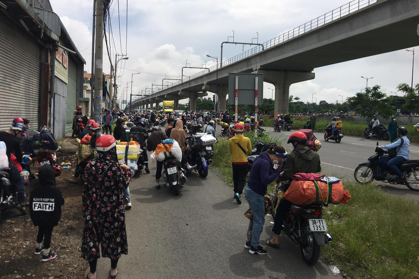 Nhiều người dân cho hay, dù biết quy định là không tự ý về quê bằng xe máy. Tuy nhiên, cả gia đình đã thất nghiệp, không tiền sinh hoạt và tiền trọ nên chỉ còn cách là trả phòng để về quê. Nhiều người dân cho hay, dù biết quy định là không tự ý về quê bằng xe máy. Tuy nhiên, cả gia đình đã thất nghiệp, không tiền sinh hoạt và tiền trọ nên chỉ còn cách là trả phòng để về quê.