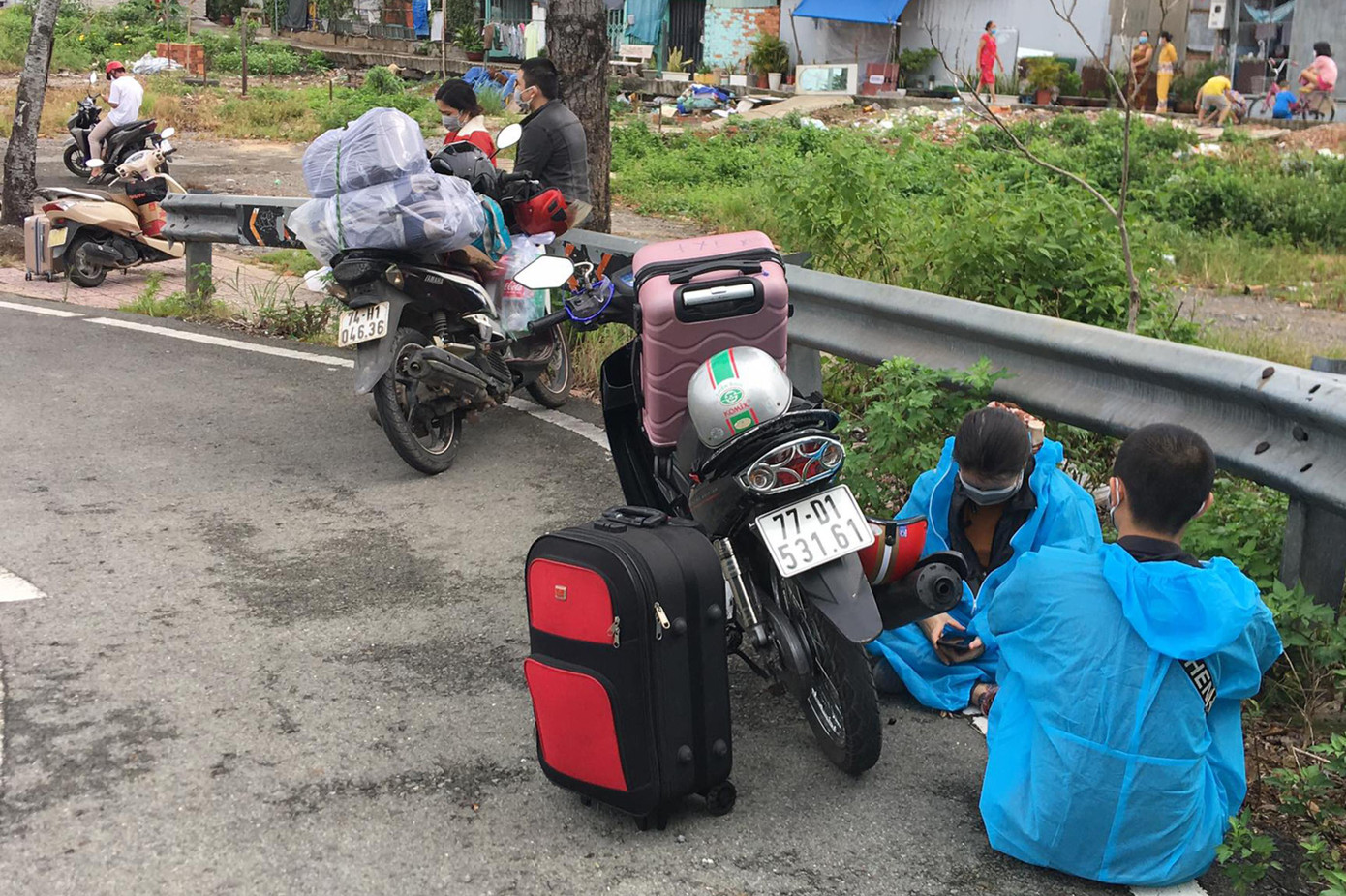 Không được lưu thông qua chốt kiểm soát, nhiều người tấp xe bên lề đường ngồi đợi vì không biết đi đâu. Không được lưu thông qua chốt kiểm soát, nhiều người tấp xe bên lề đường ngồi đợi vì không biết đi đâu.