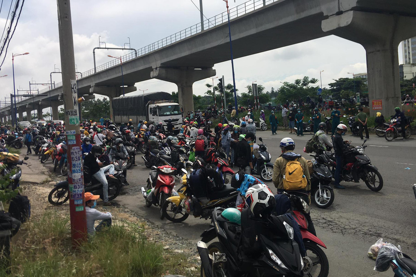 Nhiều người dân cho biết, nếu không được về quê thì họ sẽ không biết đi đâu vì không có tiền thuê nhà trọ, không còn tiền sinh hoạt hàng ngày, việc tiếp cận hàng cứu trợ cũng rất khó khăn. Nhiều người dân cho biết, nếu không được về quê thì họ sẽ không biết đi đâu vì không có tiền thuê nhà trọ, không còn tiền sinh hoạt hàng ngày, việc tiếp cận hàng cứu trợ cũng rất khó khăn.