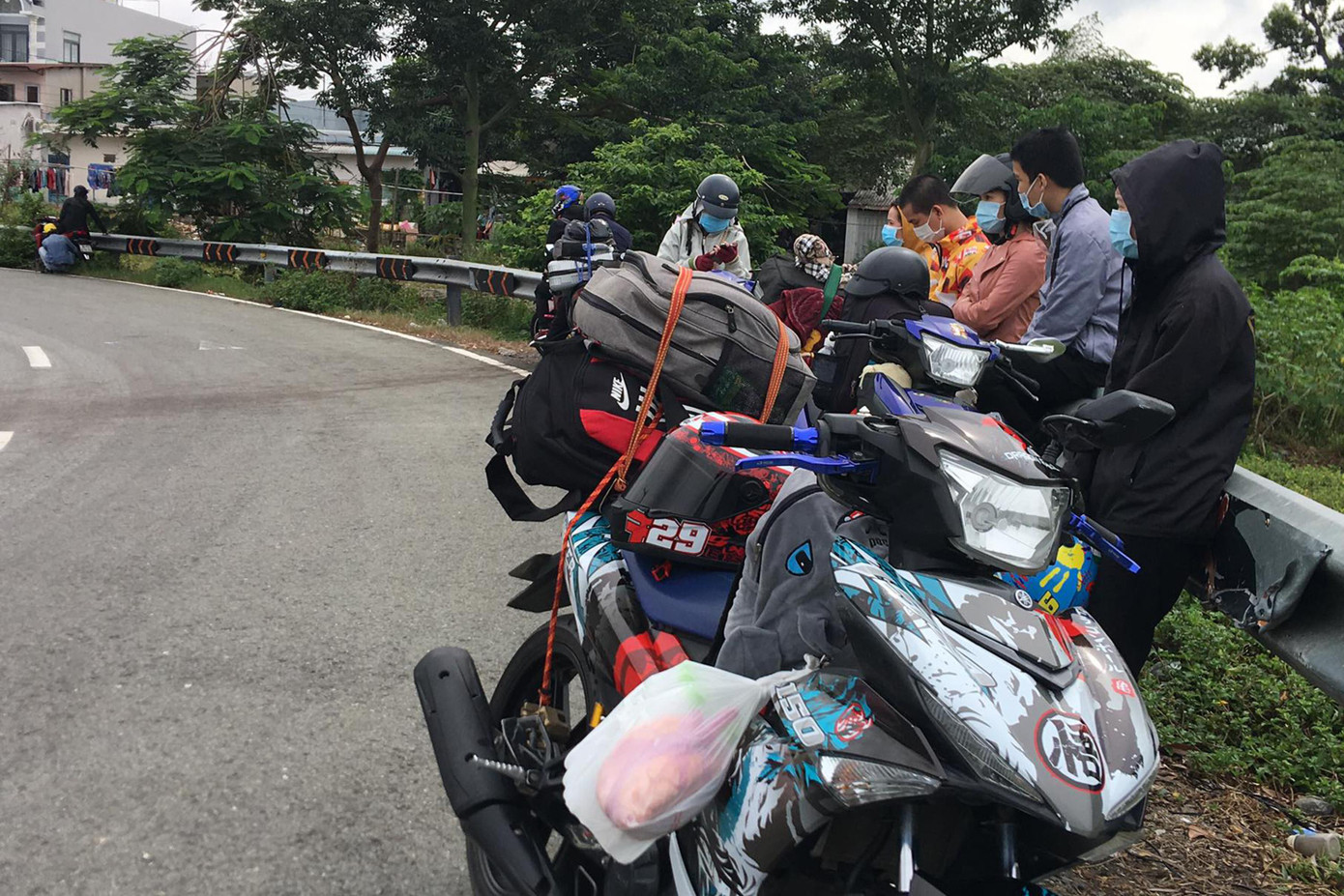 Theo lực lượng chức năng, những người về quê tự phát dù có kết quả xét nghiệm âm tính thì cũng không được lưu thông qua các chốt kiểm soát liên tỉnh, không được di chuyển từ tỉnh này qua tỉnh khác. Theo lực lượng chức năng, những người về quê tự phát dù có kết quả xét nghiệm âm tính thì cũng không được lưu thông qua các chốt kiểm soát liên tỉnh, không được di chuyển từ tỉnh này qua tỉnh khác.