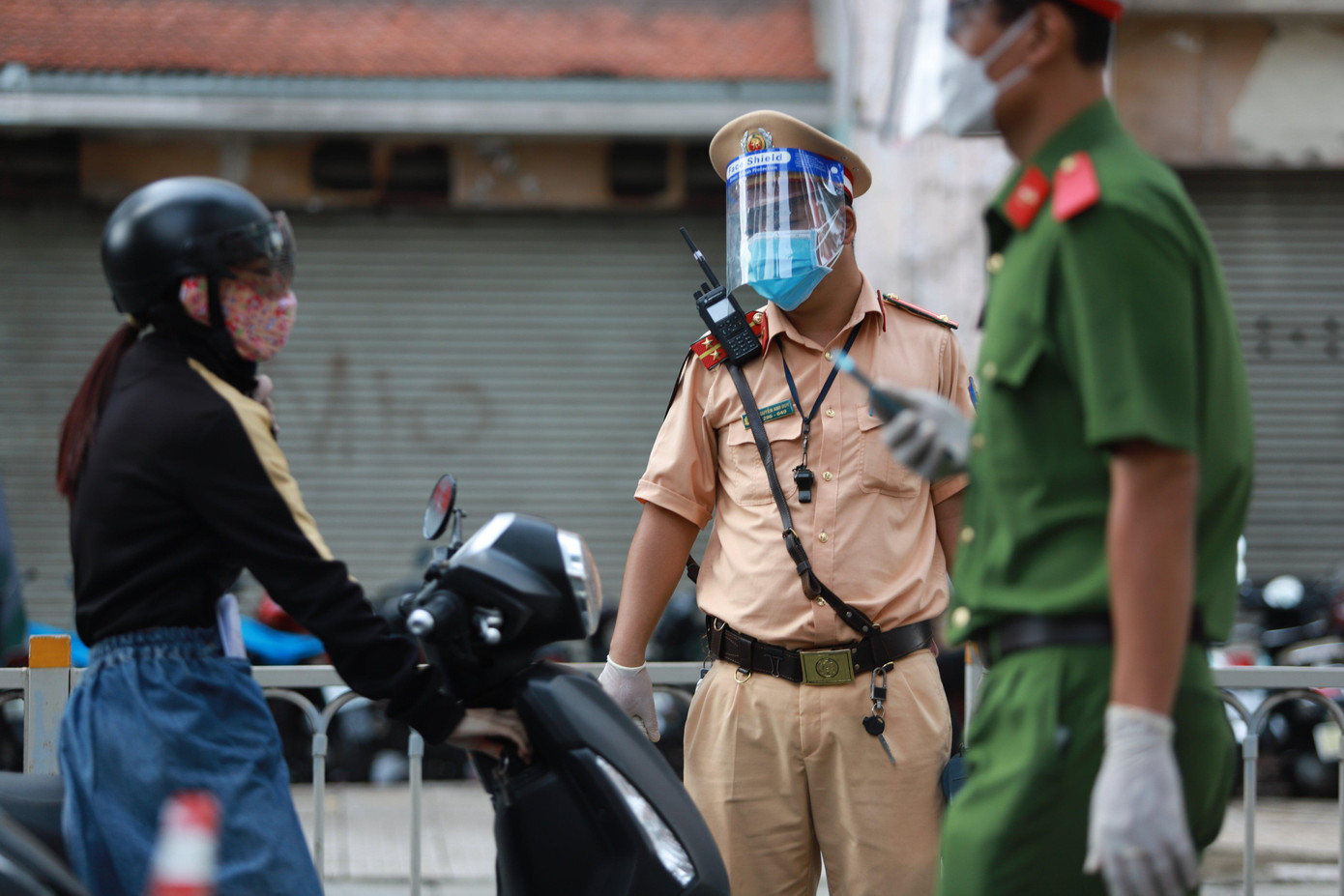 Tại buổi họp báo về tình hình dịch COVID-19 trên địa bàn TPHCM, thượng tá Lê Mạnh Hà, Phó trưởng phòng Tham mưu Công an TPHCM cho biết, ngay trong ngày 28/8, Công an thành phố đã triển khai sử dụng phần mềm của Bộ Công an để kiểm soát người, phương tiện ra vào tất cả các chốt trong nội thành, trừ xe luồng xanh, xe cấp cứu, xe vận tải hàng hóa đã kê khai được cấp mã QR trước khi rời bến; trừ lực lượng công an, quân đội, dân quân, bảo vệ dân phố khi qua chốt.