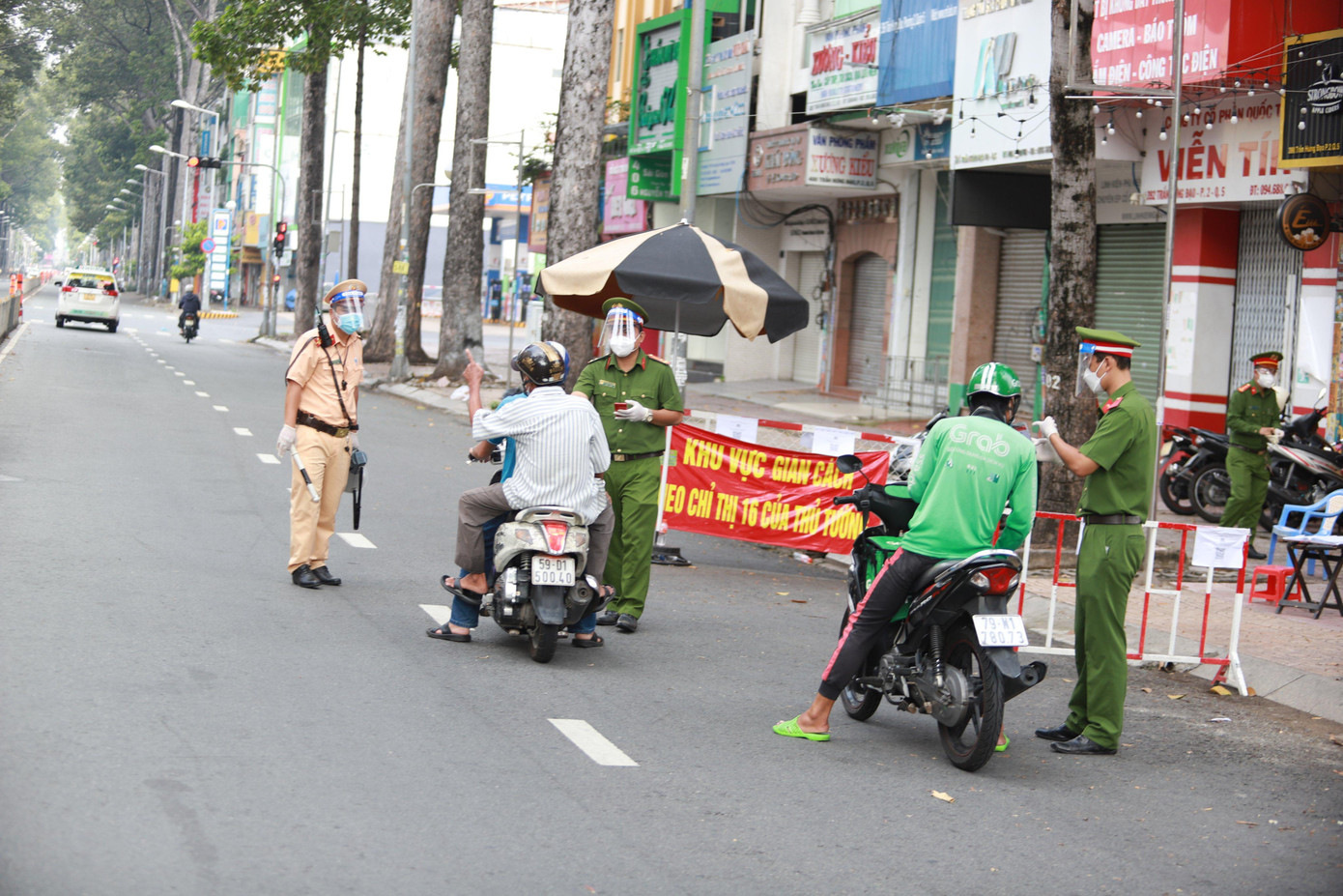 Để thuận tiện cho việc kiểm tra tại các chốt kiểm soát phòng chống COVID-19, trước khi di chuyển người dân cần quét mã khai báo lộ trình tại https://suckhoe.dancuquocgia.gov.vn sau đó chụp màn hình để xuất trình cùng giấy đi đường do Công an TPHCM, CMND/CCCD hoặc thẻ công chức, viên chức, thẻ ngành.