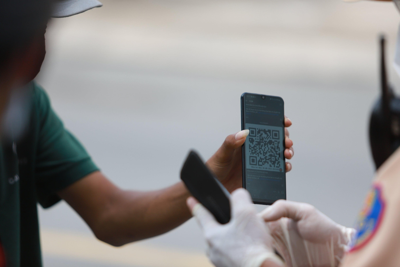 Từ ngày 29/8, các xe chở nhân viên của doanh nghiệp, tổ chức không có mã QR thực hiện công vụ chỉ cần một người trên xe có giấy đi đường sẽ được tạo điều kiện lưu hành.