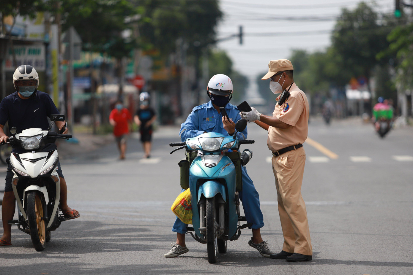 Theo ghi nhận, dù các đối tượng được phép ra đường đã nhiều hơn những ngày trước nhưng các chốt kiểm soát phòng chống dịch COVID-19 nội thành vẫn khá thông thoáng.