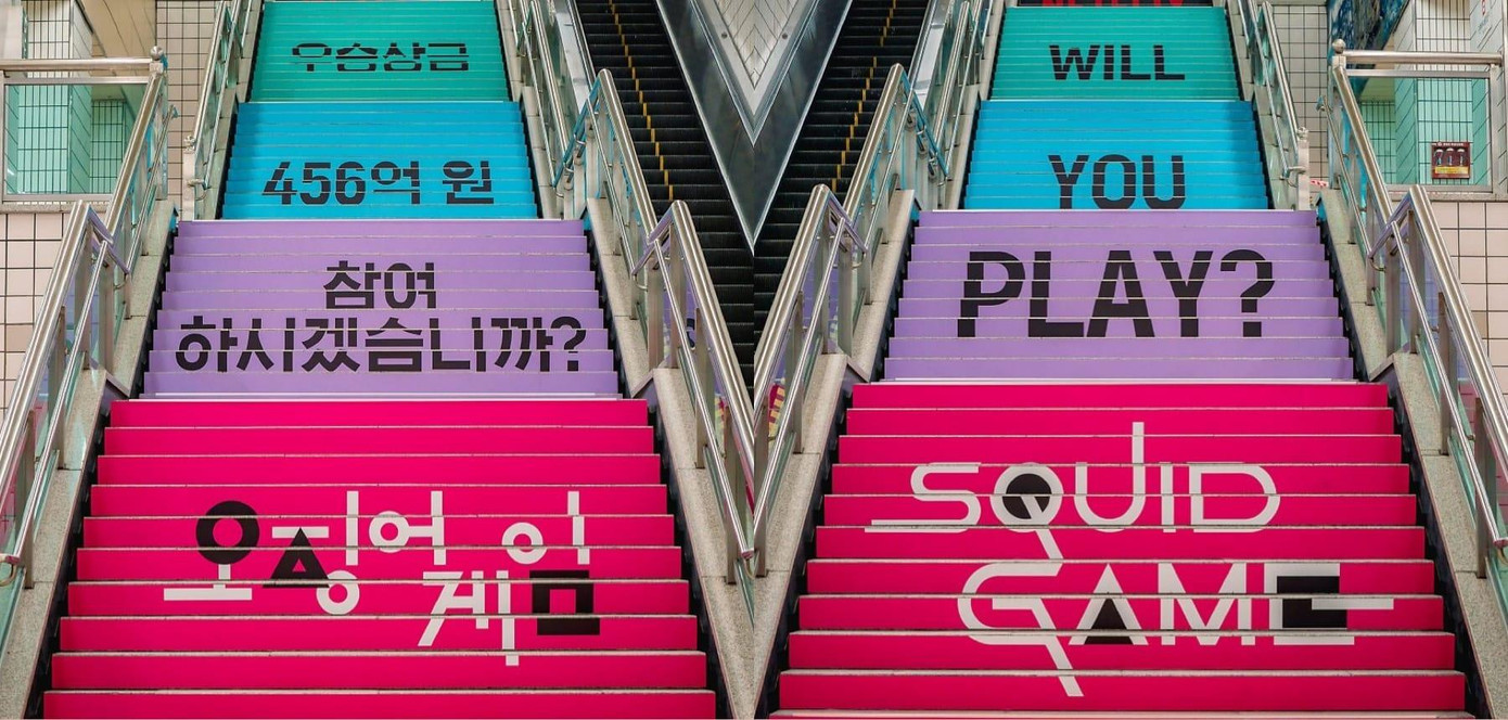 Những bậc thang của ga tàu điện Itaewon được trang trí vô cùng ấn tượng.