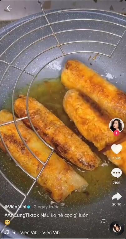 Đợi khi bánh có màu vàng giòn thì vớt ra.