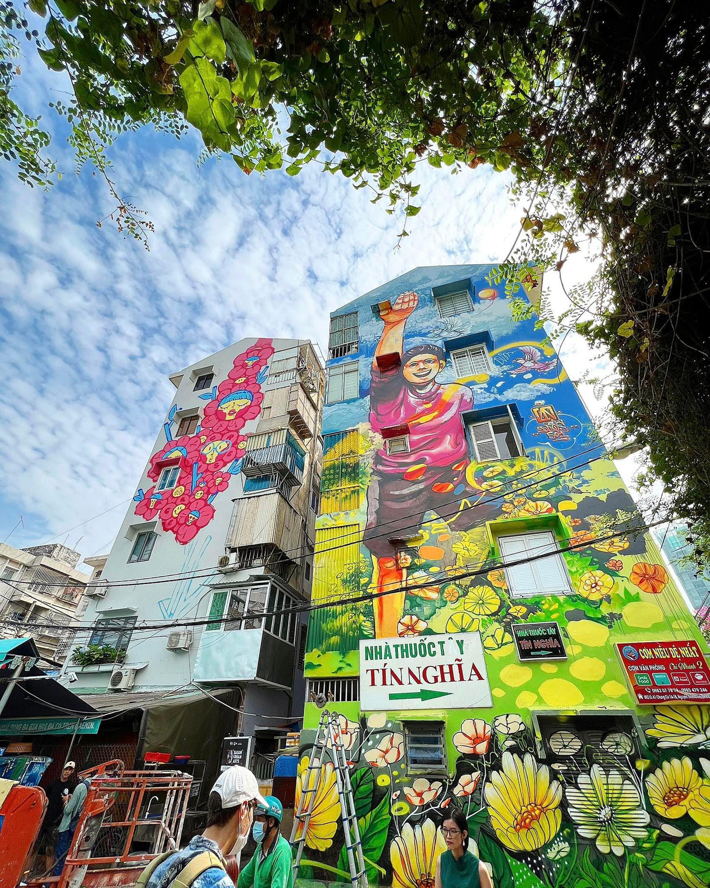 Những nét vẽ vô cùng ấn tượng đã khiến khu phố trở nên sinh động, tươi sáng hơn. Những nét vẽ vô cùng ấn tượng đã khiến khu phố trở nên sinh động, tươi sáng hơn.