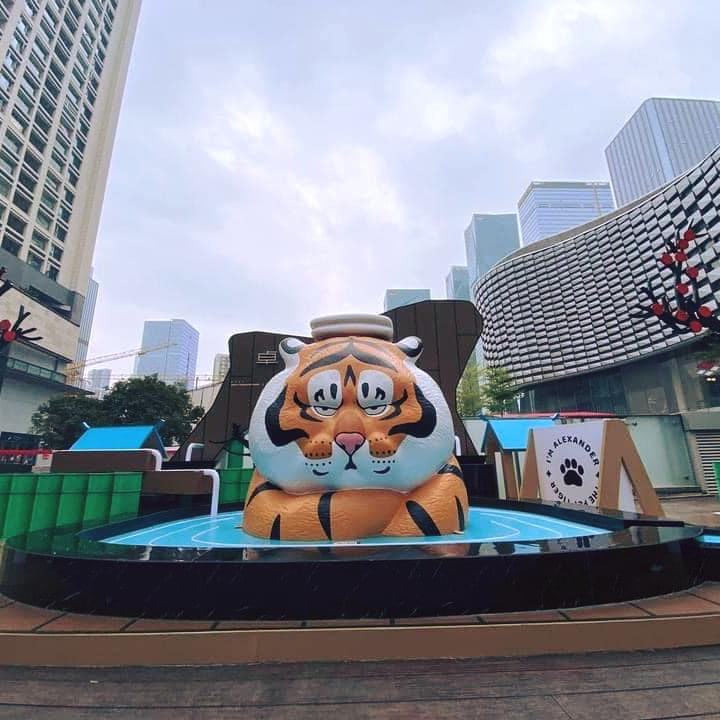 Linh vật hổ 2022 chiếm "spotlight" trước khu thương mại tại Trung Quốc. (Ảnh: Peng Duan) Linh vật hổ 2022 chiếm "spotlight" trước khu thương mại tại Trung Quốc. (Ảnh: Peng Duan)