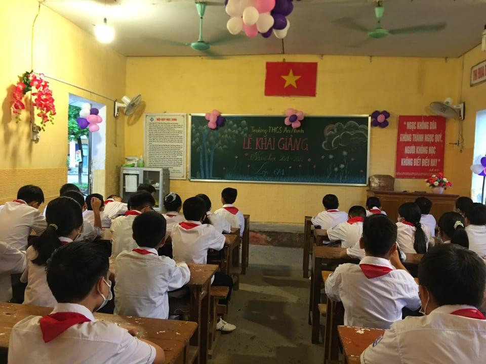 Tuy trời đổ mưa lớn nhưng vẫn không làm mất đi niềm vui hân hoan đón chào năm học mới. Tuy trời đổ mưa lớn nhưng vẫn không làm mất đi niềm vui hân hoan đón chào năm học mới.