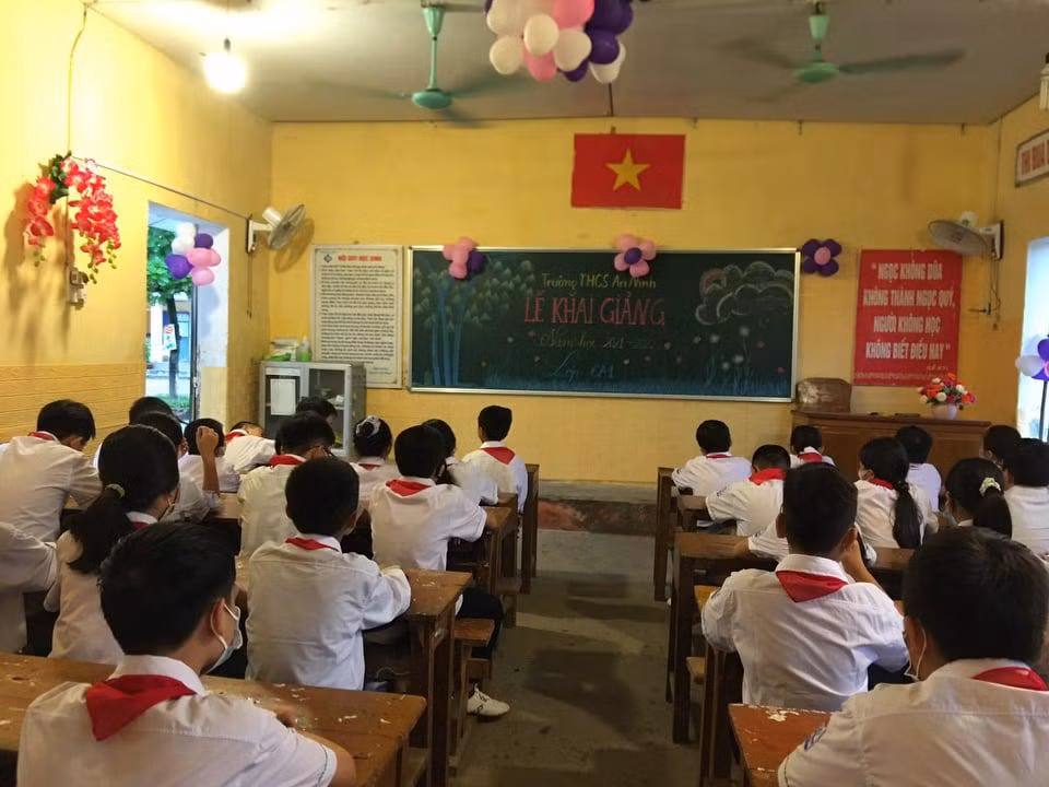 Tuy trời đổ mưa lớn nhưng vẫn không làm mất đi niềm vui hân hoan đón chào năm học mới.