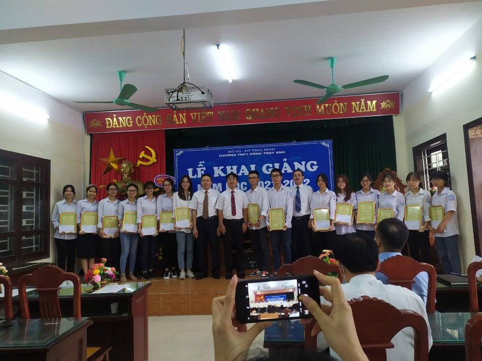 Các bạn đại diện của khóa cũ chụp ảnh cùng thầy cô tại phòng Hội đồng. (Ảnh: Vũ Phương Linh) Các bạn đại diện của khóa cũ chụp ảnh cùng thầy cô tại phòng Hội đồng. (Ảnh: Vũ Phương Linh)