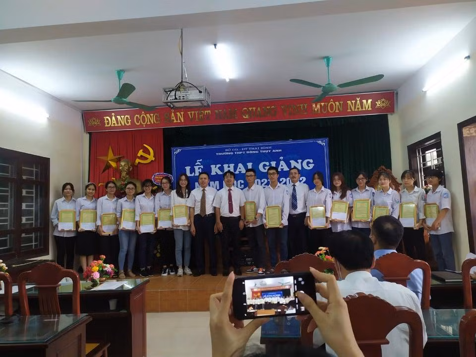 Các bạn đại diện của khóa cũ chụp ảnh cùng thầy cô tại phòng Hội đồng. (Ảnh: Vũ Phương Linh)