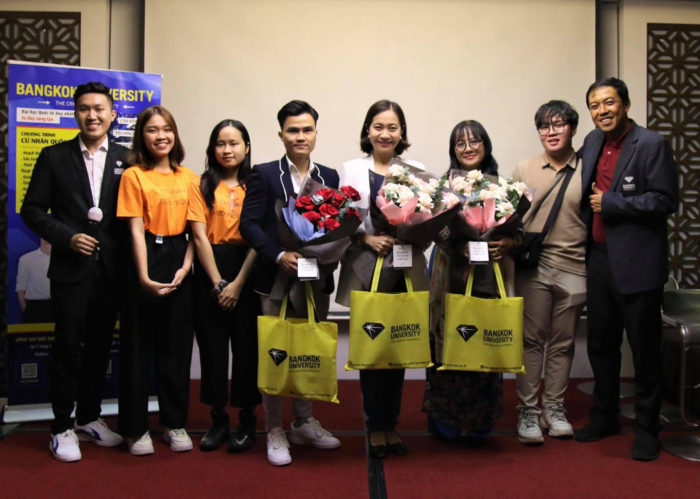 Bà Ratiwan Boonprakhong - Giám đốc TATHCM (chính giữa bên phải) hợp tác cùng Tùng Chill (chính giữa bên trái) tại sự kiện “THAILAND IS TO GO”. Bà Ratiwan Boonprakhong - Giám đốc TATHCM (chính giữa bên phải) hợp tác cùng Tùng Chill (chính giữa bên trái) tại sự kiện “THAILAND IS TO GO”.