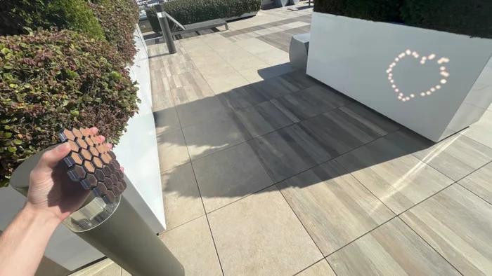 Ben đã phải thử nghiệm nhiều lần với mẫu hình trái tim trước khi quyết định cầu hôn bạn trai mình. Ben đã phải thử nghiệm nhiều lần với mẫu hình trái tim trước khi quyết định cầu hôn bạn trai mình.