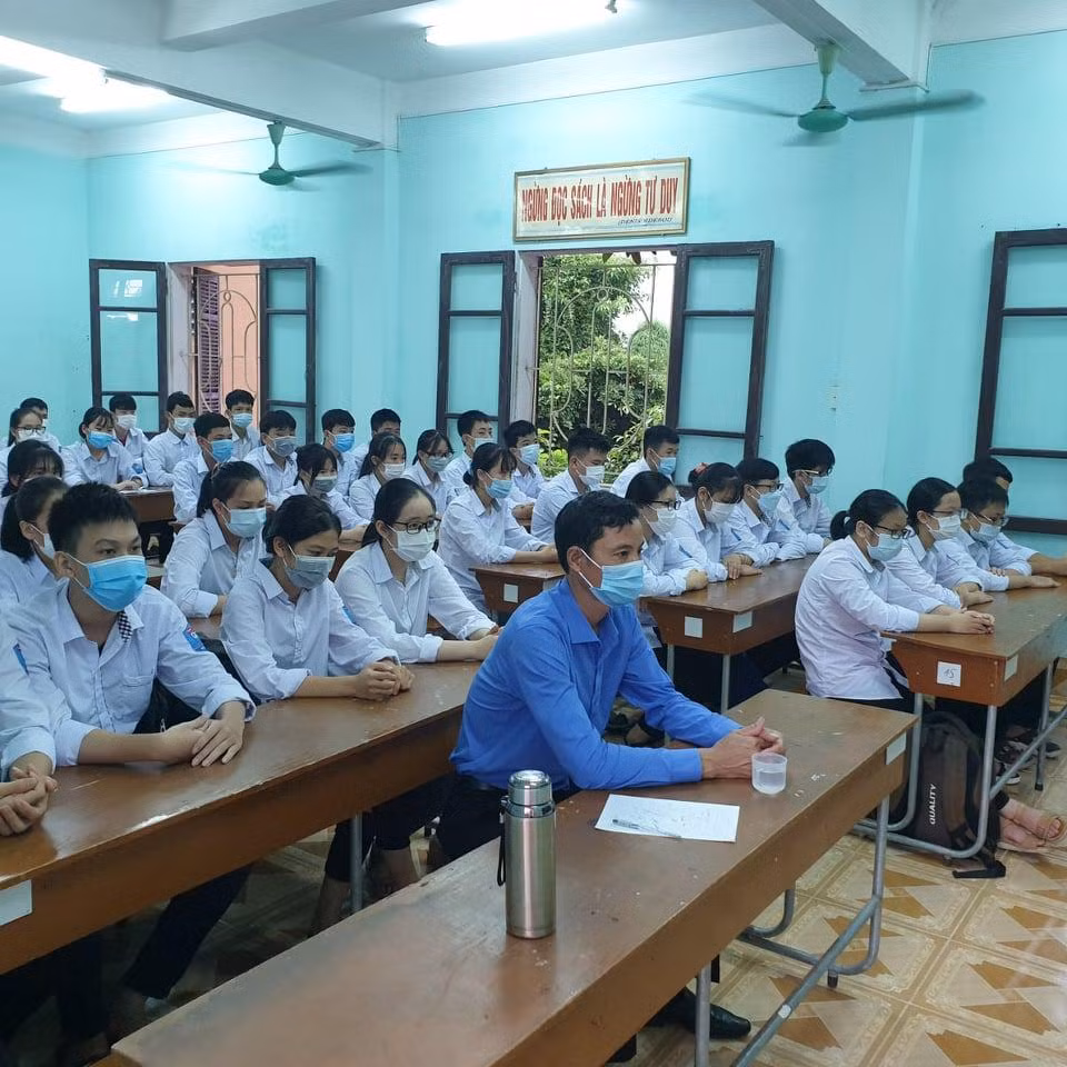 Các bạn học sinh lớp 10A1 trường THPT Phụ Dực tổ chức lễ khai giảng tại lớp...