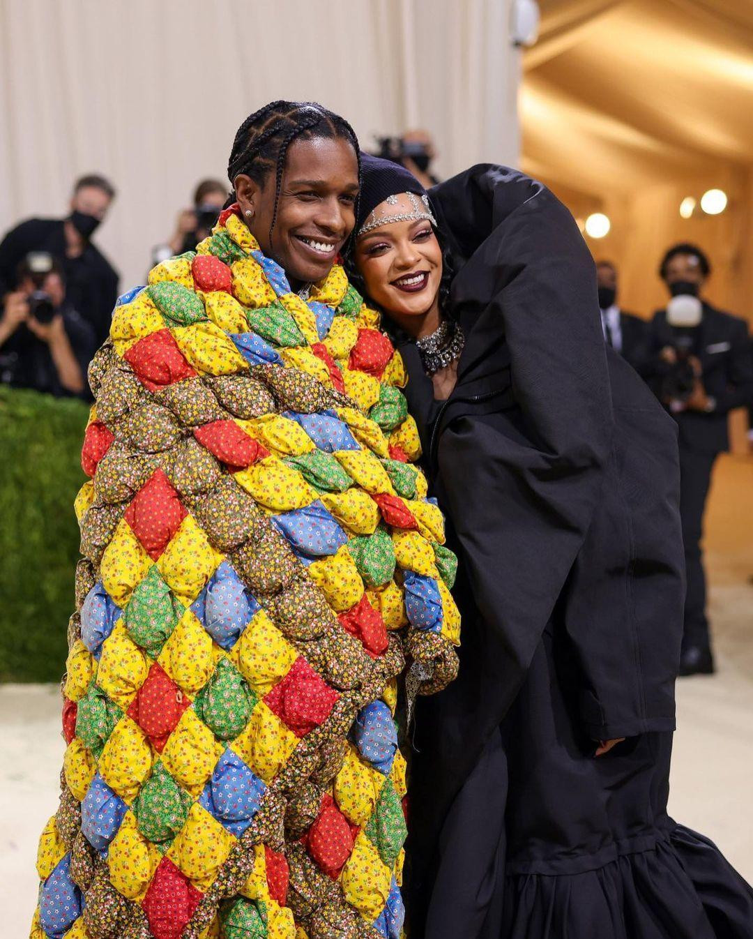 Asap Rocky và người yêu rủ nhau quấn chăn thế này đây. Asap Rocky và người yêu rủ nhau quấn chăn thế này đây.