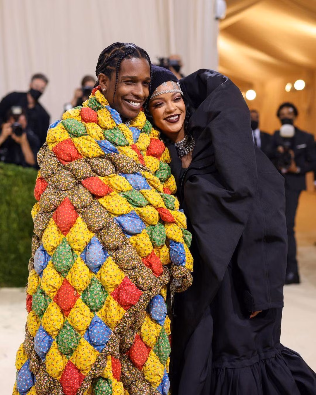 Asap Rocky và người yêu rủ nhau quấn chăn thế này đây.