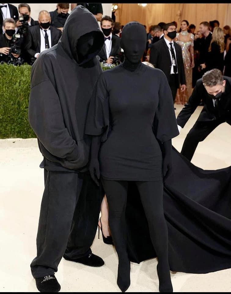 Kim Kardashian và Giám đốc sáng tạo của hãng Balenciaga tại Met Gala 2021. Kim Kardashian và Giám đốc sáng tạo của hãng Balenciaga tại Met Gala 2021.