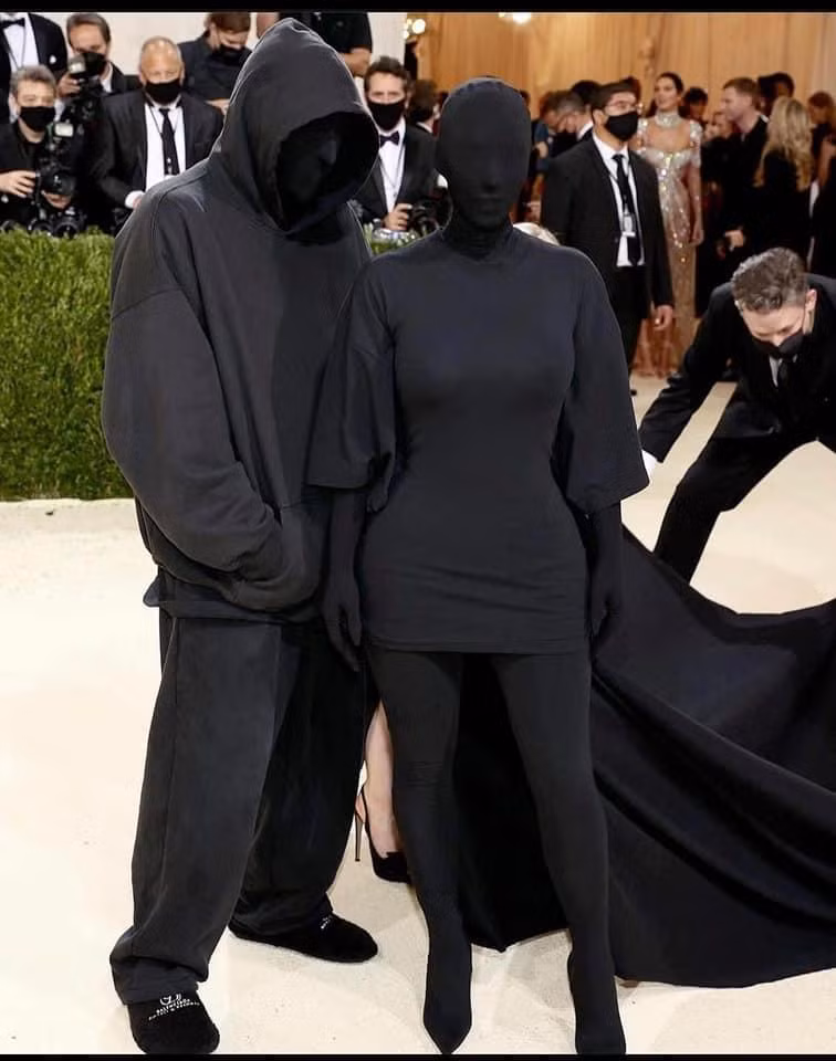Kim Kardashian và Giám đốc sáng tạo của hãng Balenciaga tại Met Gala 2021.