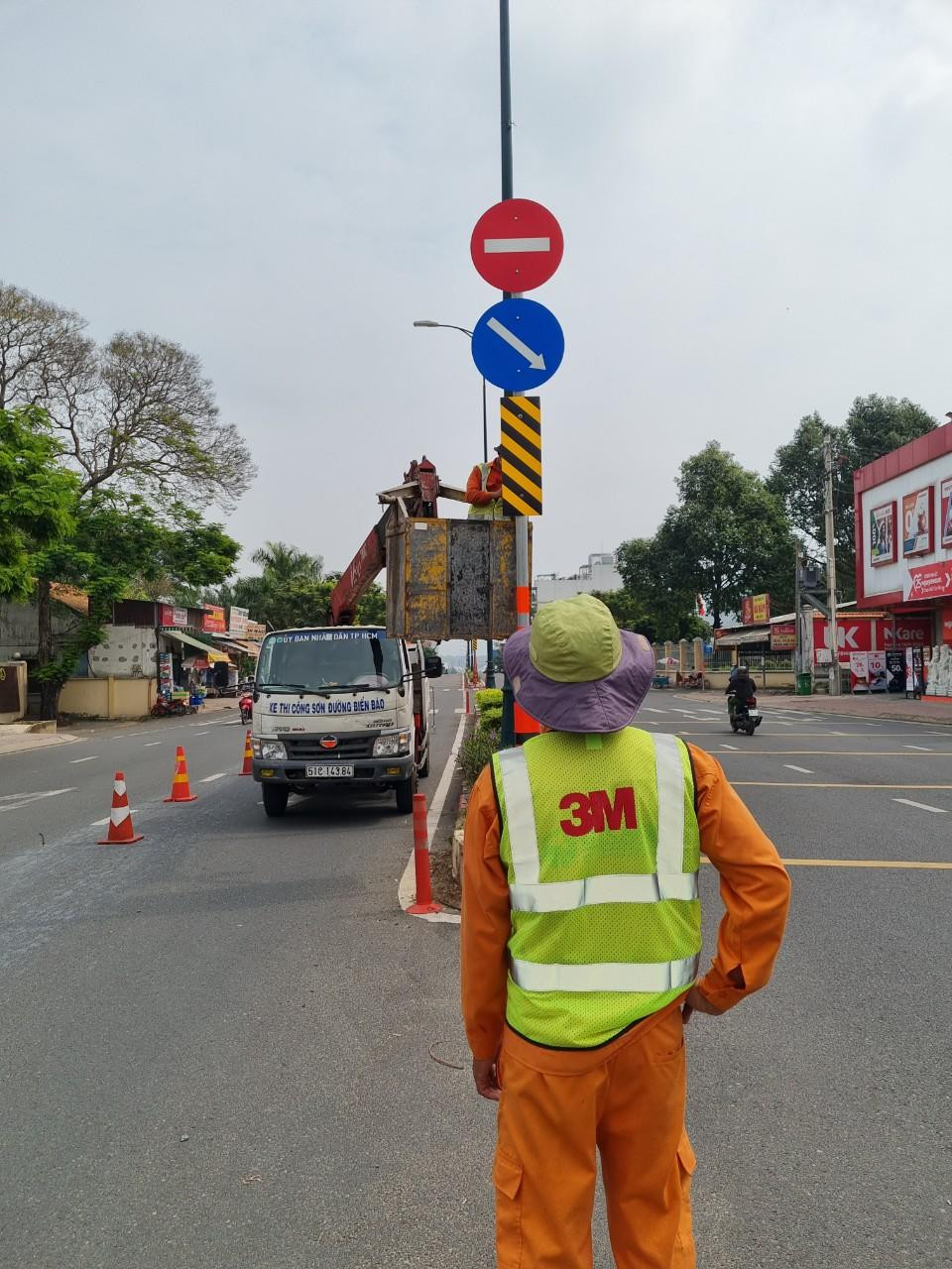 Mục tiêu của dự án này nhằm giảm thiểu tai nạn giao thông trước cổng trường. Mục tiêu của dự án này nhằm giảm thiểu tai nạn giao thông trước cổng trường.