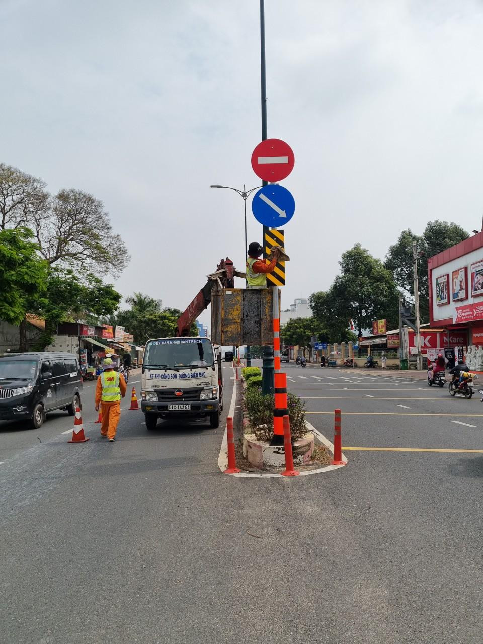 Khu vực gần cổng trường thường xảy ra hiện tượng ùn tắc giao thông vào giờ tan học gây ảnh hưởng đến việc di chuyển của phụ huynh và học sinh. Khu vực gần cổng trường thường xảy ra hiện tượng ùn tắc giao thông vào giờ tan học gây ảnh hưởng đến việc di chuyển của phụ huynh và học sinh.