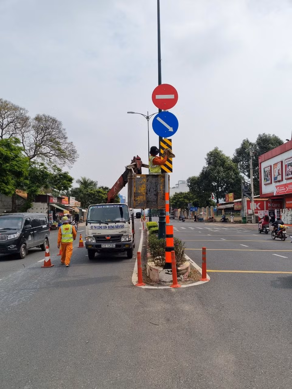 Khu vực gần cổng trường thường xảy ra hiện tượng ùn tắc giao thông vào giờ tan học gây ảnh hưởng đến việc di chuyển của phụ huynh và học sinh.