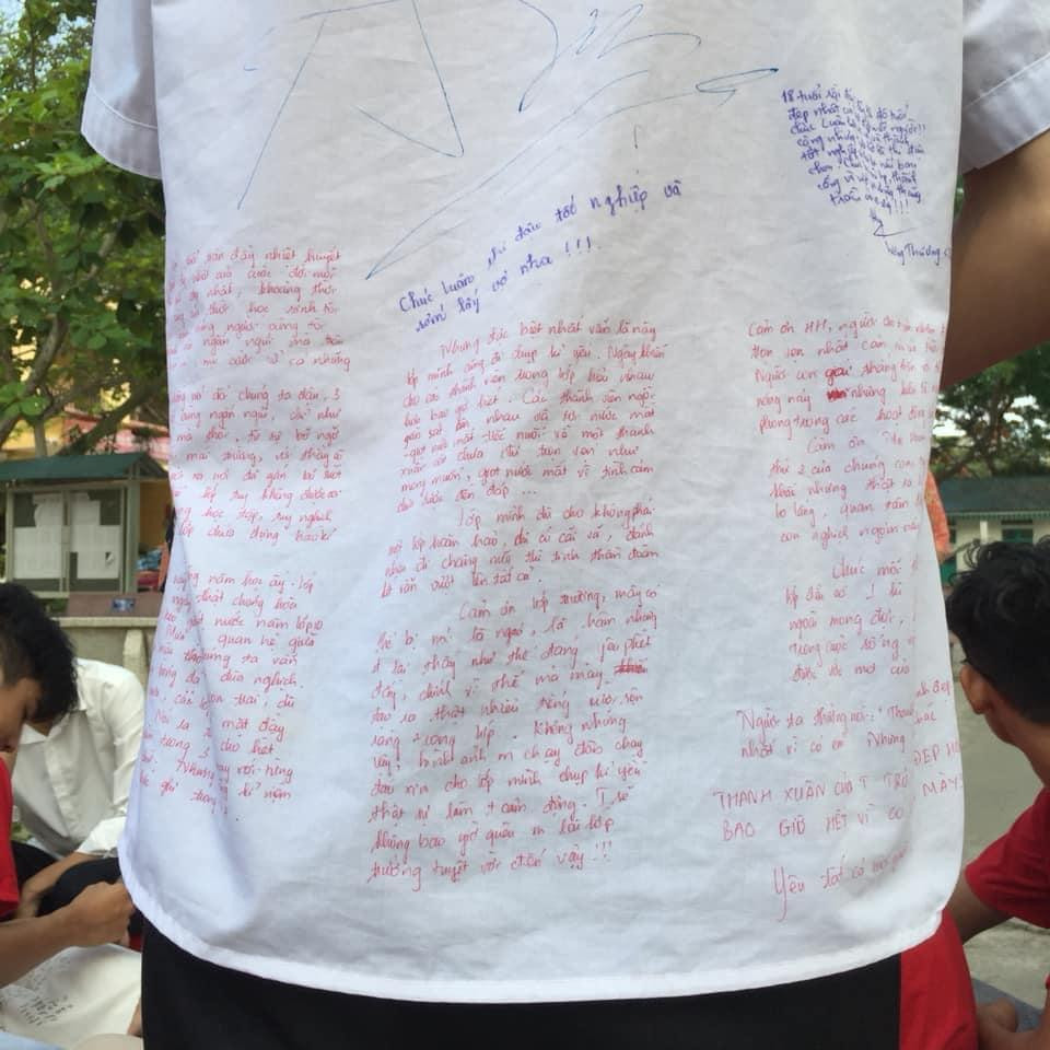 Đồng phục có đắt không? Có chứ, vì nó là cả gia tài của tuổi thanh xuân. (Ảnh: Việt Luận) Đồng phục có đắt không? Có chứ, vì nó là cả gia tài của tuổi thanh xuân. (Ảnh: Việt Luận)