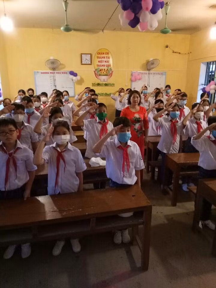 Nghi thức chào cờ trong lễ khai giảng tại trường THCS An Ninh.