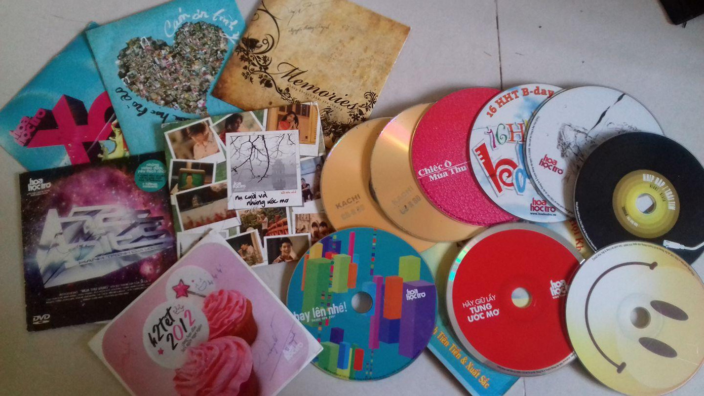 Những số báo đặc biệt được tặng kèm theo đĩa CD. (Ảnh: Nguyễn Hương Quỳnh)