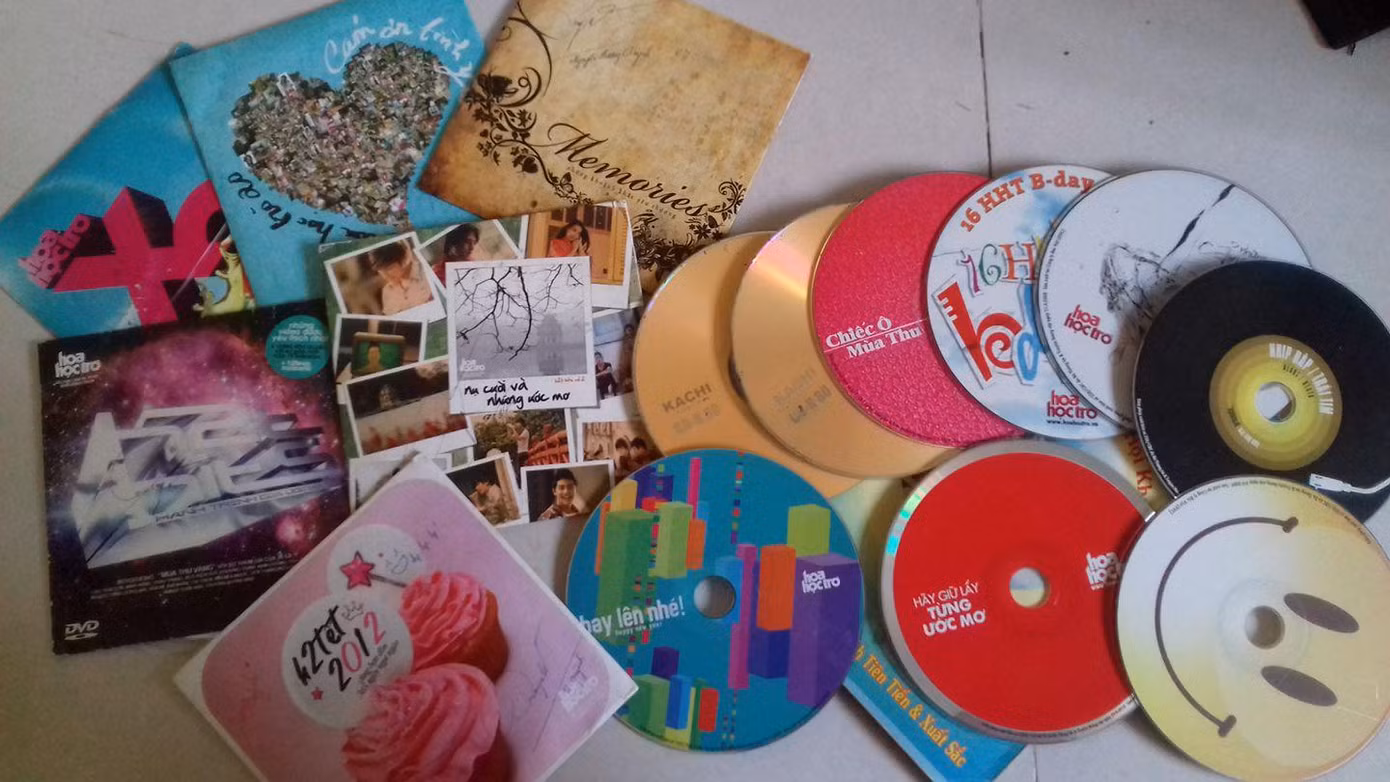 Những số báo đặc biệt được tặng kèm theo đĩa CD. (Ảnh: Nguyễn Hương Quỳnh)