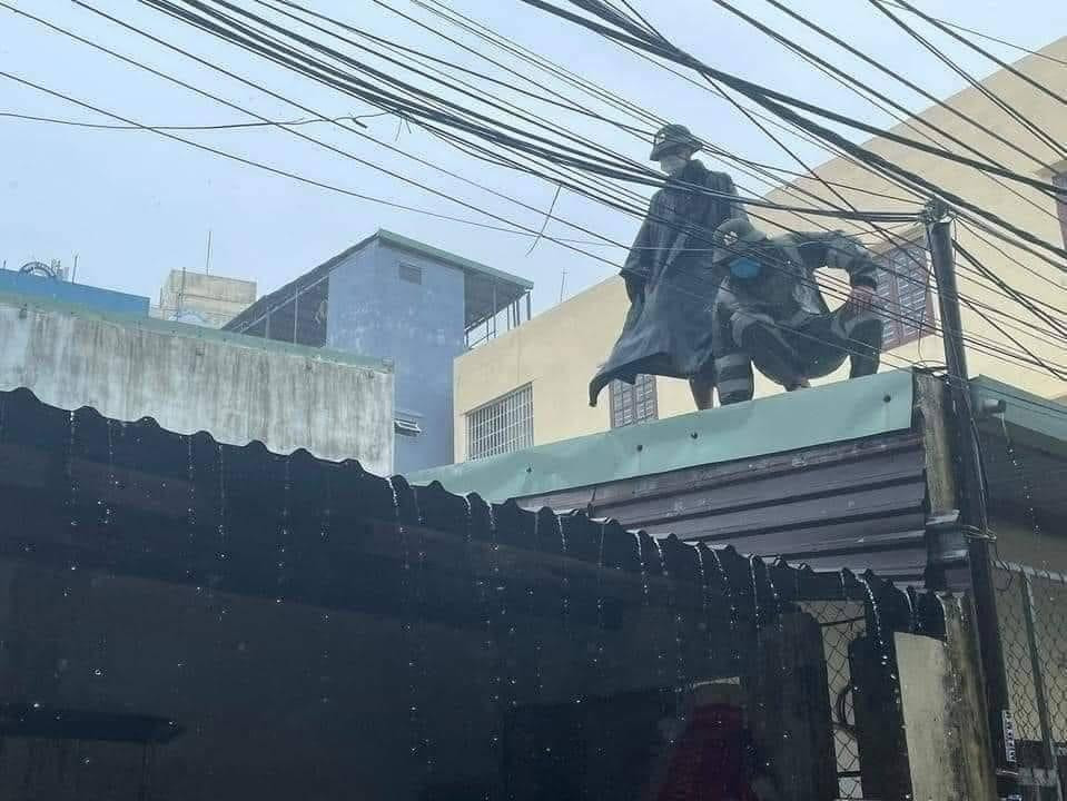 Khoảnh khắc ấn tượng của lực lượng chức năng khi cứu trợ người dân trong cơn bão ở miền Trung. (Ảnh tổng hợp từ Internet) Khoảnh khắc ấn tượng của lực lượng chức năng khi cứu trợ người dân trong cơn bão ở miền Trung. (Ảnh tổng hợp từ Internet)