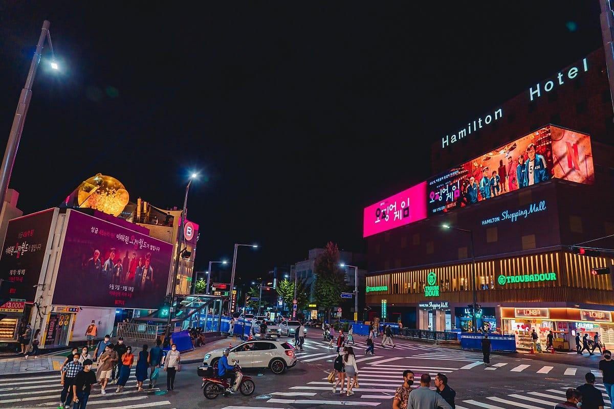 Nếu đang có mặt tại Seoul, đây hẳn sẽ là cơ hội tuyệt vời để bạn tha hồ &quot;check-in&quot; với những background cộp mác #SquidGame cực chất này.