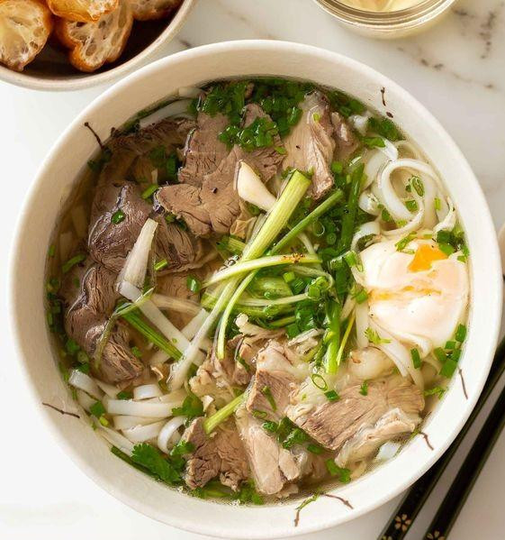 Sau mùa dịch, phở là món đầu tiên mà nhiều người chỉ muốn chạy ù ra các hàng quán quen thuộc để thưởng thức.