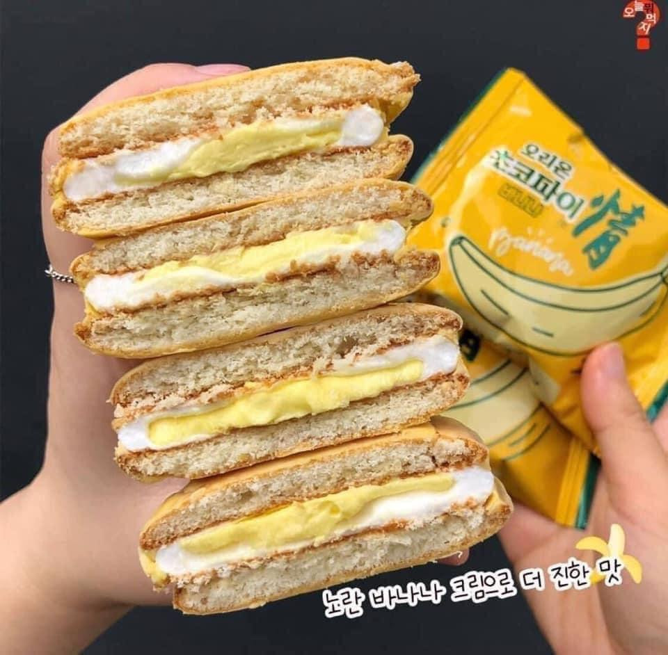 Sức hấp dẫn của chiếc bánh này đến từ lớp kem chuối kẹp giữa marshmallow mềm dai. Sức hấp dẫn của chiếc bánh này đến từ lớp kem chuối kẹp giữa marshmallow mềm dai.