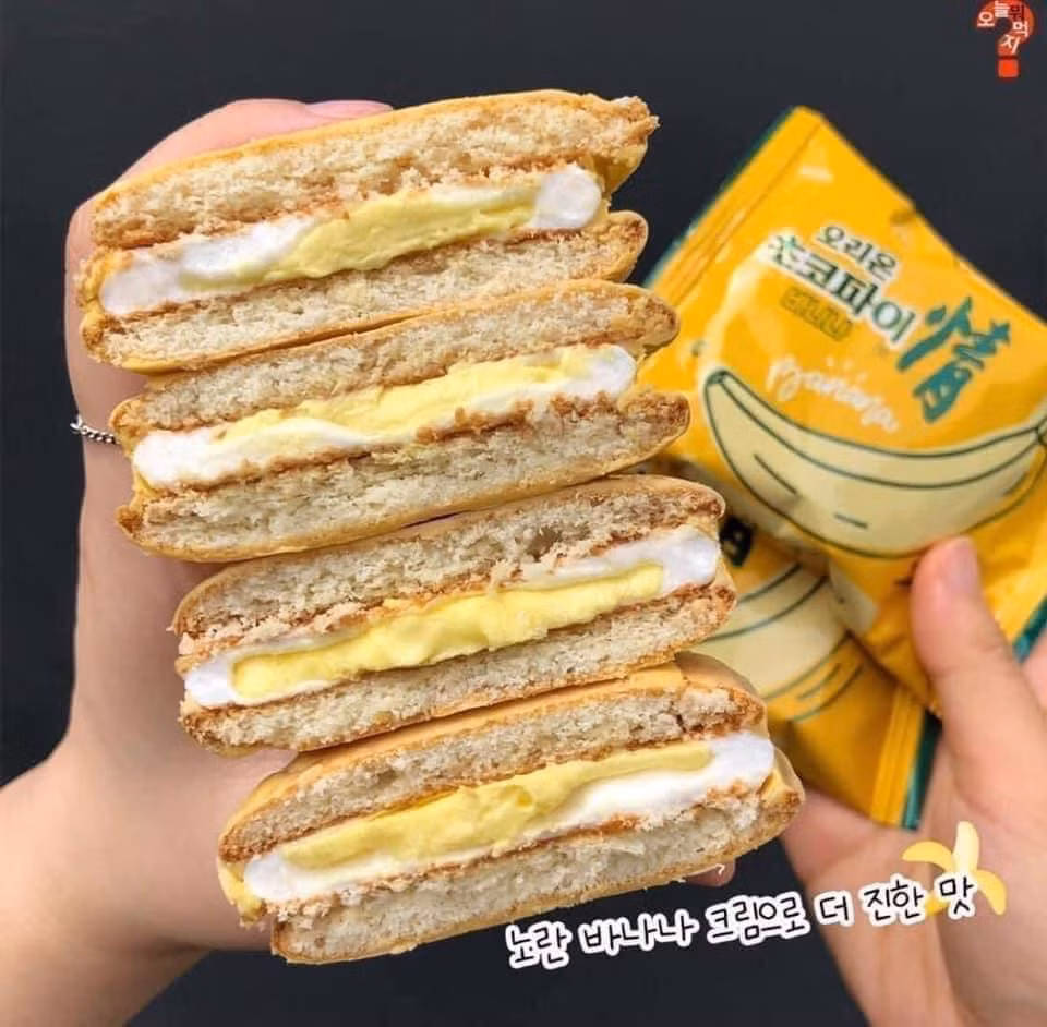 Sức hấp dẫn của chiếc bánh này đến từ lớp kem chuối kẹp giữa marshmallow mềm dai. Sức hấp dẫn của chiếc bánh này đến từ lớp kem chuối kẹp giữa marshmallow mềm dai.