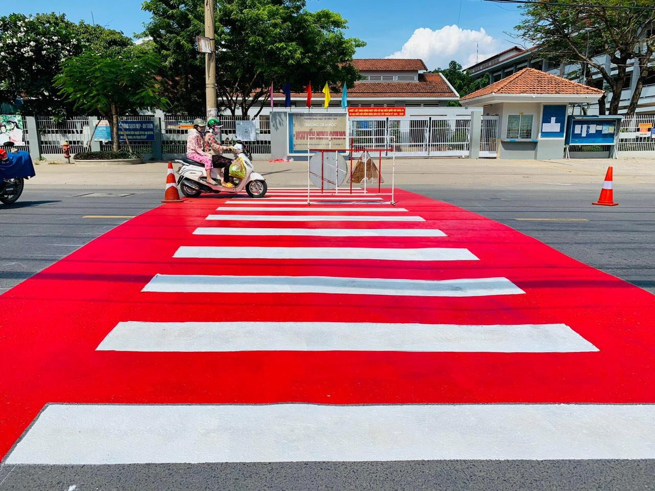 Làn đường dành cho người đi bộ được sơn đỏ và sử dụng vạch trắng nổi bật. Làn đường dành cho người đi bộ được sơn đỏ và sử dụng vạch trắng nổi bật.