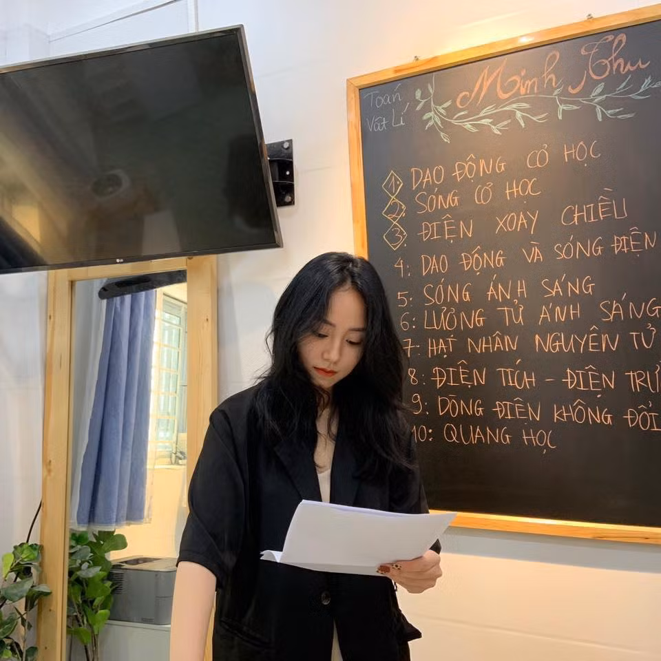 Cô giáo Vật Lý được các Gen Z rủ nhau "follow" để ôn bài.