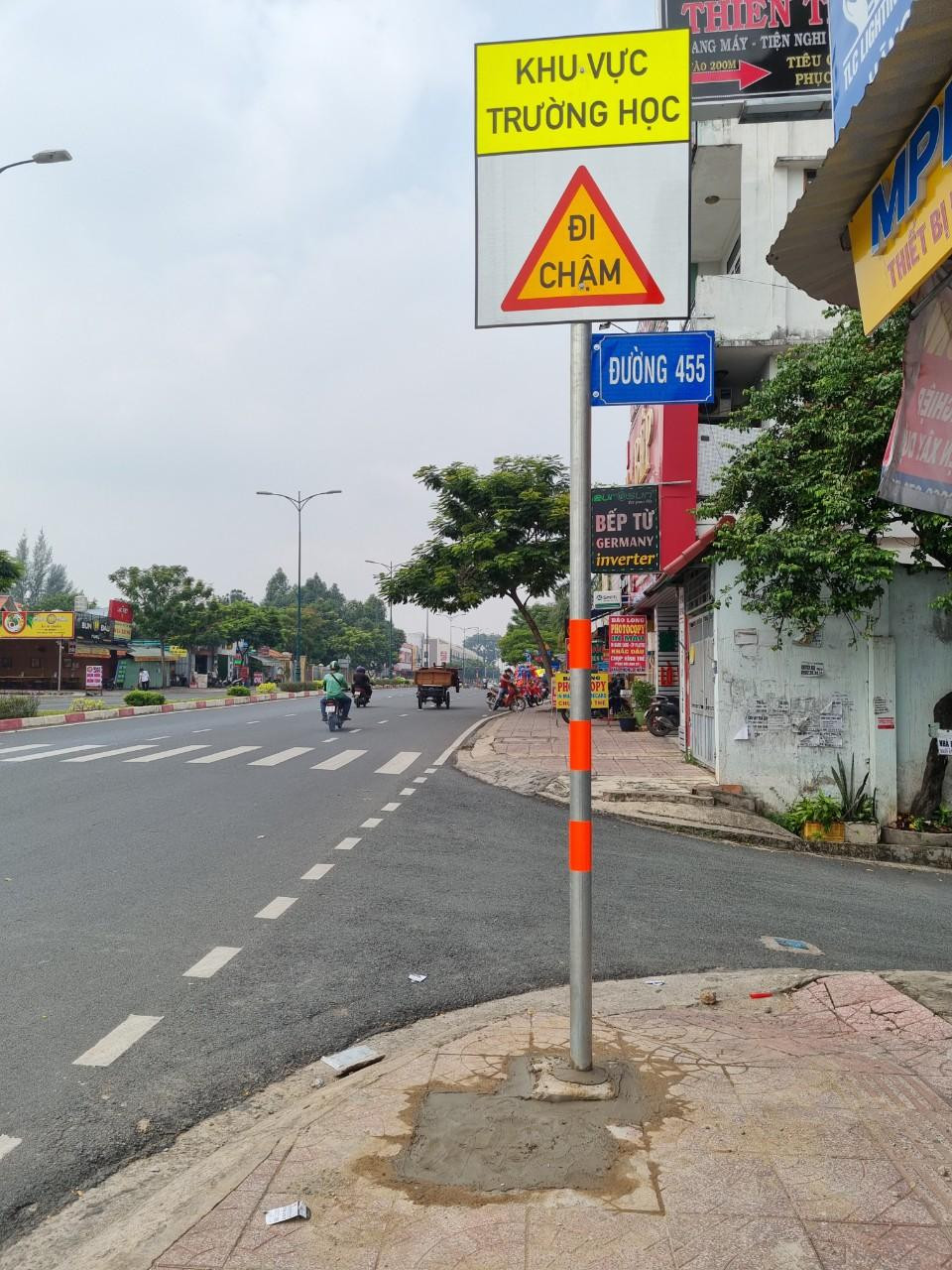 Những biển báo được lắp mới, có hình ảnh rõ ràng, đặc biệt sử dụng tấm phủ phản quang giúp cải thiện tầm nhìn cho người tham gia giao thông. Những biển báo được lắp mới, có hình ảnh rõ ràng, đặc biệt sử dụng tấm phủ phản quang giúp cải thiện tầm nhìn cho người tham gia giao thông.