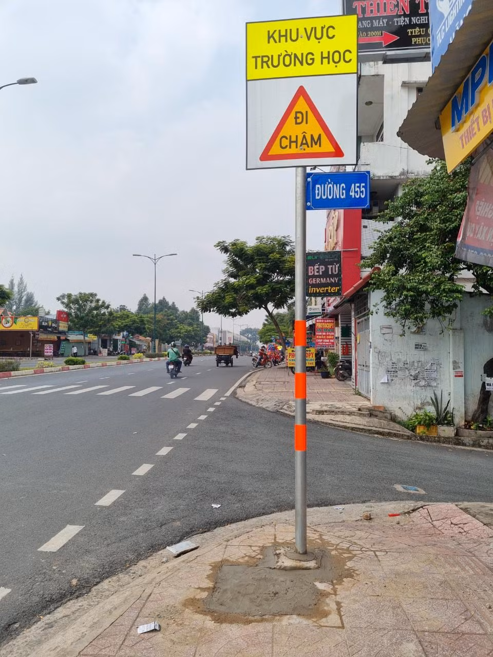 Những biển báo được lắp mới, có hình ảnh rõ ràng, đặc biệt sử dụng tấm phủ phản quang giúp cải thiện tầm nhìn cho người tham gia giao thông.