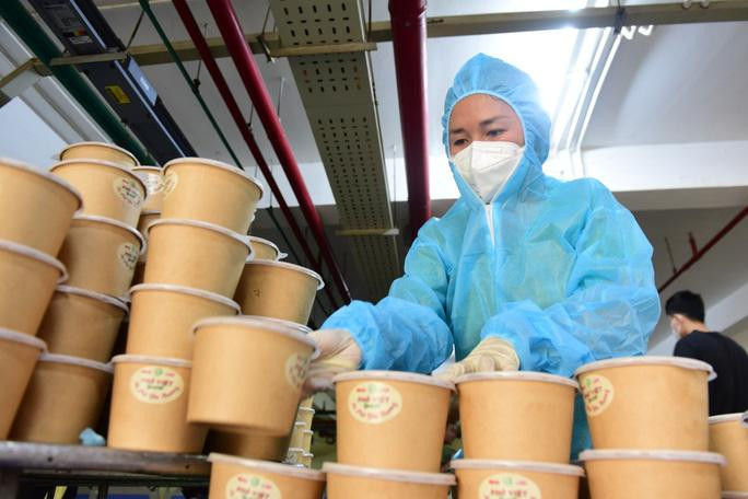 Hàng nghìn tô phở đã nối dài chuyến xe yêu thương, trao gửi sự sẻ chia, quan tâm tới những y bác sĩ tuyến đầu cùng các bệnh nhân nhiễm COVID-19.