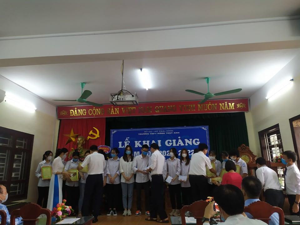 Một số cựu học sinh 2K3 trở về dự lễ khai giảng tại trường THPT Đông Thụy Anh. (Ảnh: Vũ Phương Linh) Một số cựu học sinh 2K3 trở về dự lễ khai giảng tại trường THPT Đông Thụy Anh. (Ảnh: Vũ Phương Linh)