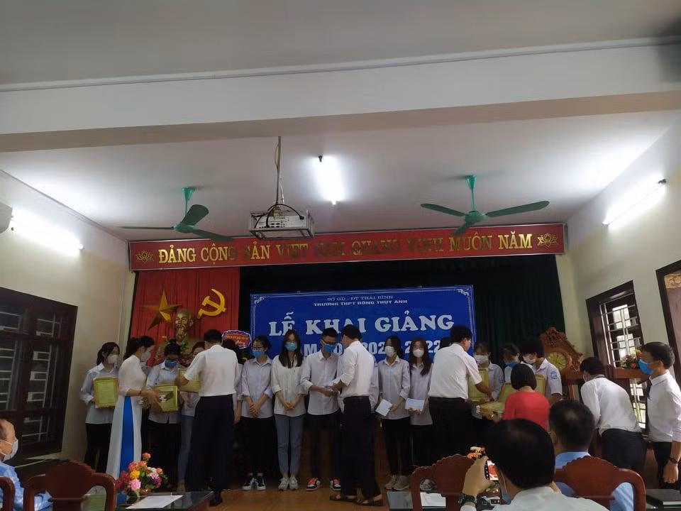 Một số cựu học sinh 2K3 trở về dự lễ khai giảng tại trường THPT Đông Thụy Anh. (Ảnh: Vũ Phương Linh)