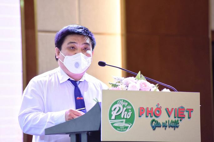 Ông Lê Thế Chữ, Tổng biên tập báo Tuổi Trẻ phát biểu tại buổi họp báo.