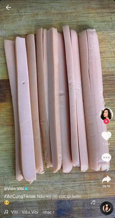 Các tín đồ ăn vặt nào hẳn cũng dự trữ một ít xúc xích trong tủ lạnh của mình đúng chứ!